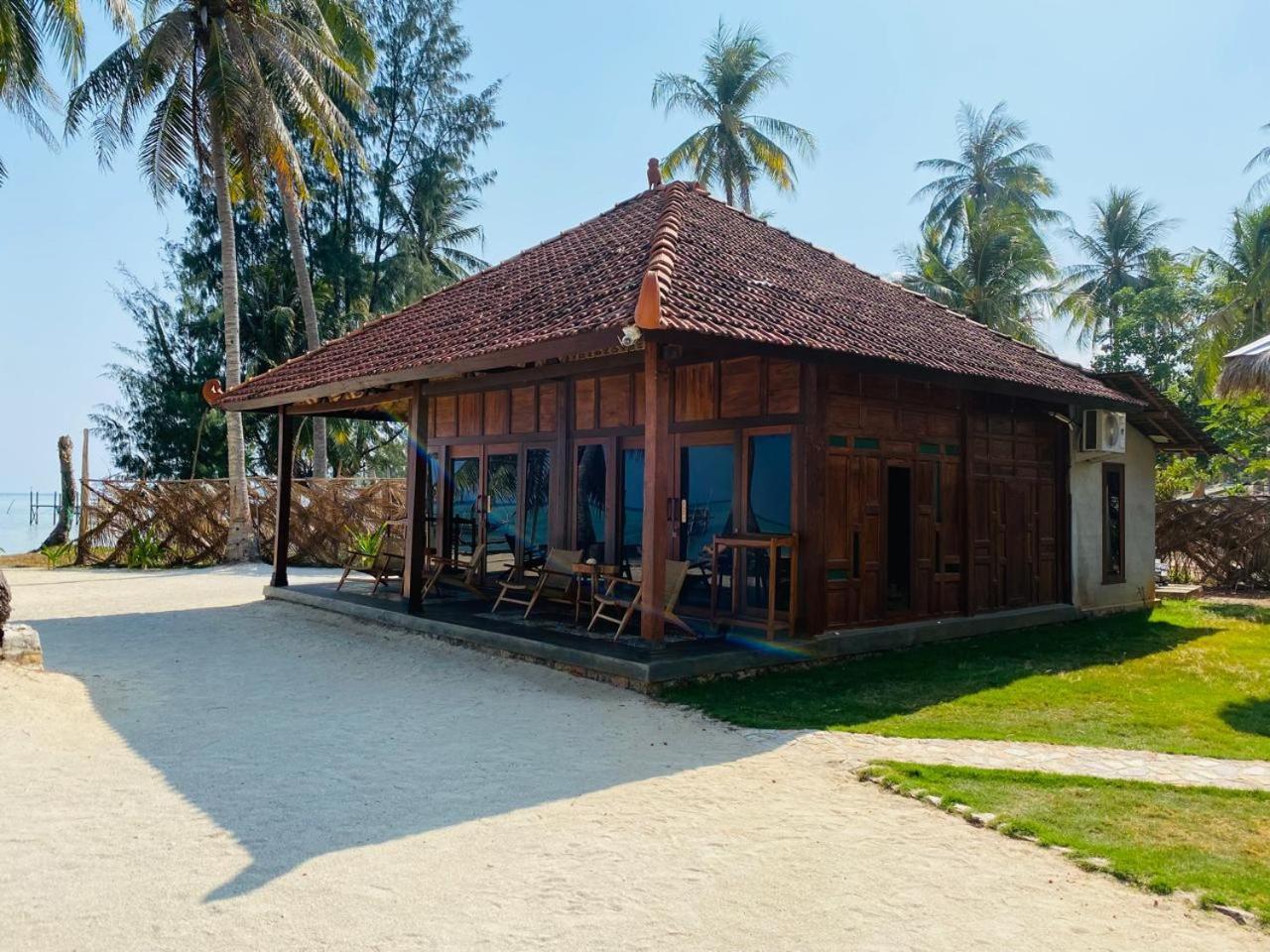 Eco Casa Hotel Ilhas Karimunjava Exterior foto
